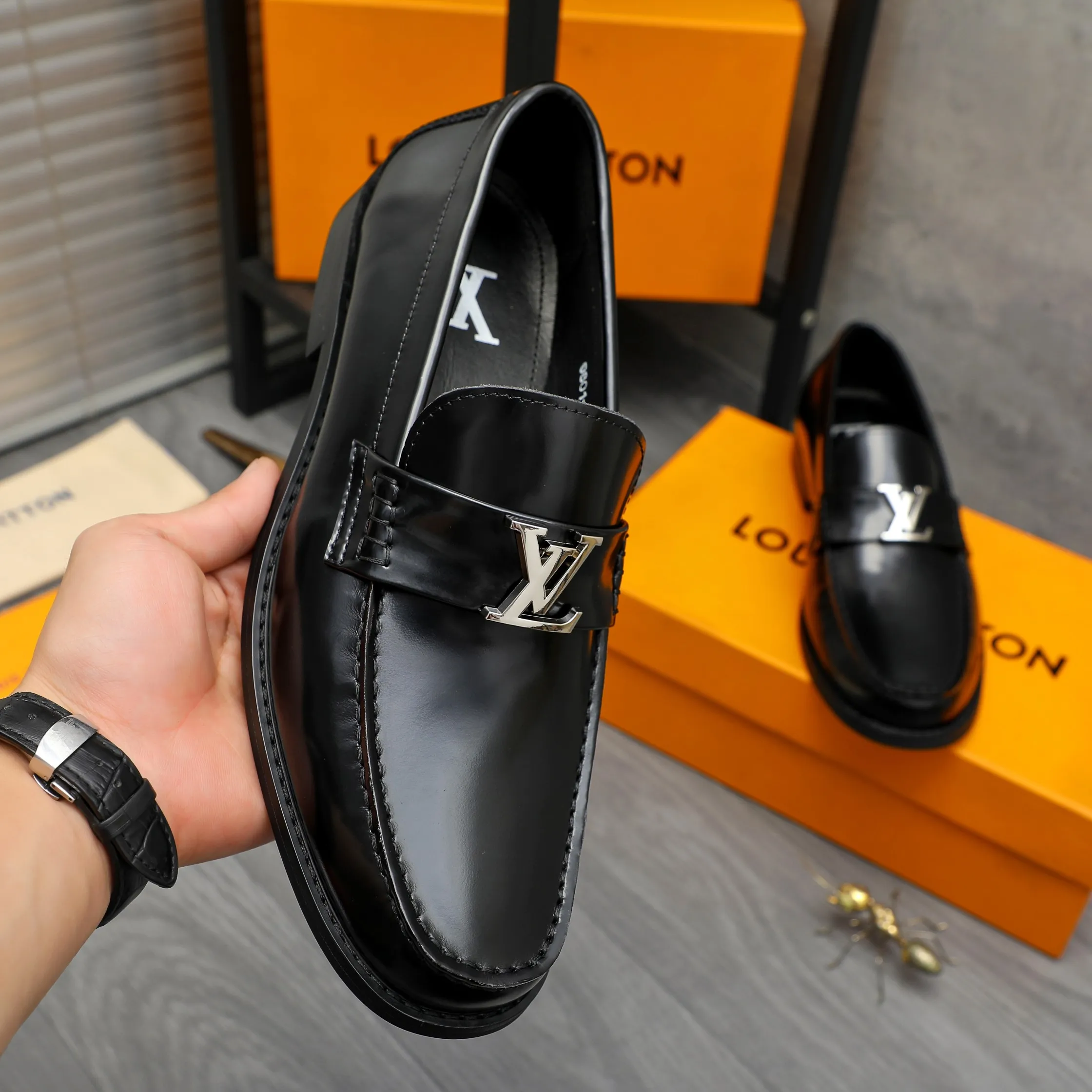 Men's shoes 💰p460 Product trademark: LV (Louis Vuitton) business slip-on leather shoes. Regular size: 38-45 (45 is custom-made and non-returnable) Product materials: Selected high-quality pearlescent cowhide upper, cowhide lining, original rubber outsole